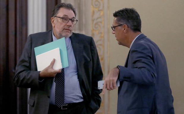 García Albiol (d) habla con Cleries. 