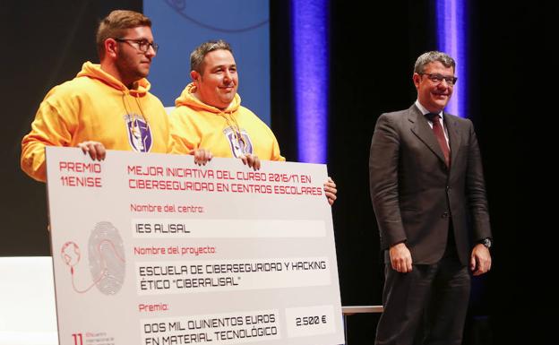 Galería. Nadal etnrega el premio a la mejor iniciativa dle curso 2016-2017. 