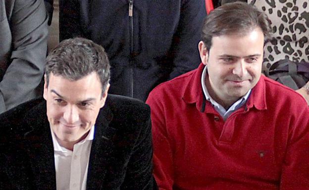 Luis Tudanca, Pedro Sánchez y Tino Rodríguez, en el centro de la imagen.