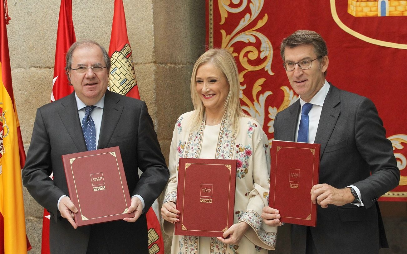 El presidente de la Junta, de Castilla y León, Juan Vicente Herrera, firma con los presidentesde la Xunta de Galicia, Alberto Núñez Feijóo,y de la Comunidad de Madrid, Cristina Cifuentes, una alianza estratégica orientada a impulsar el 'Eje Madrid -Castilla y León-Galicia, como motor de desarrollo y dinamización económica y social.