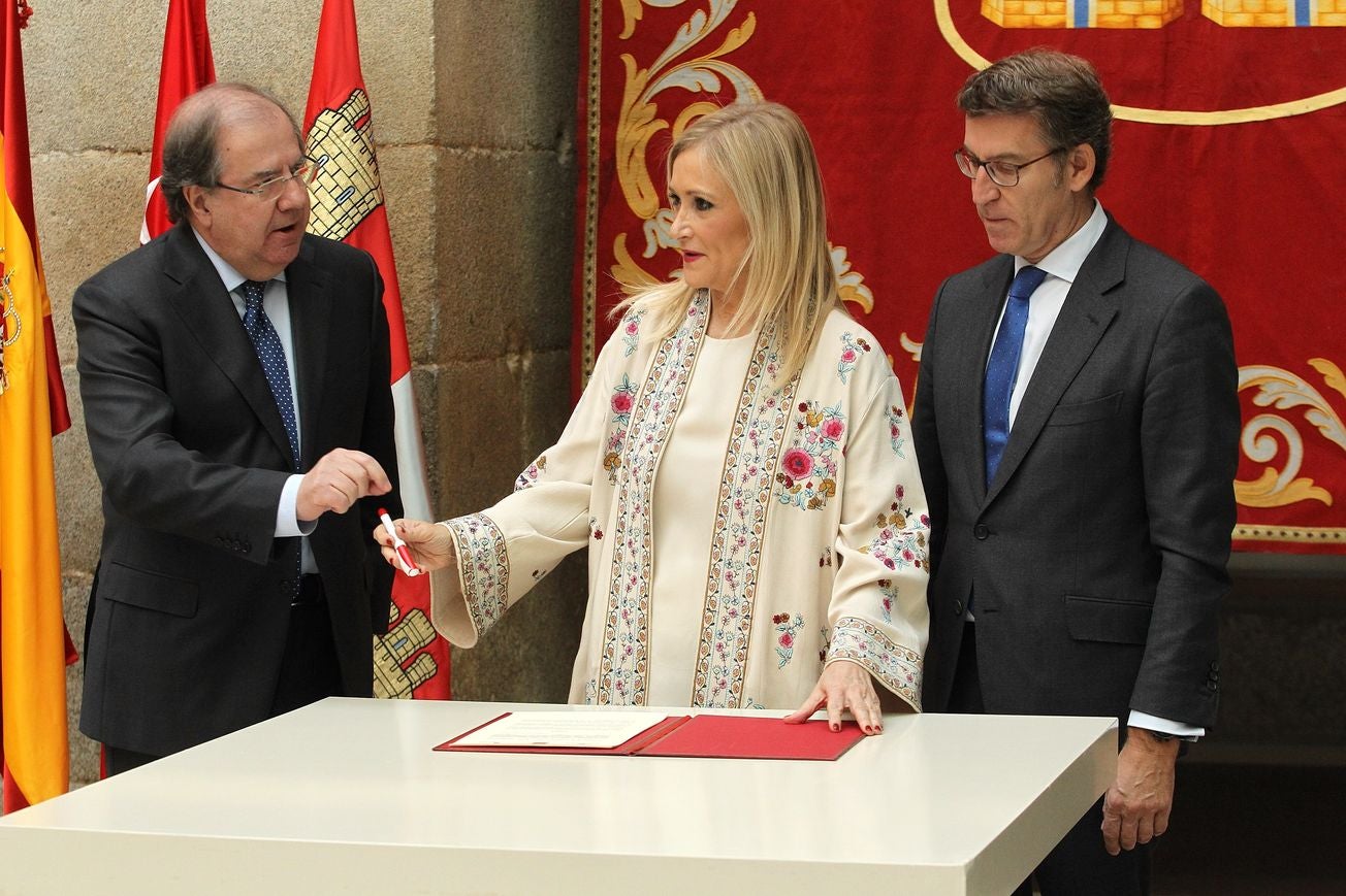 El presidente de la Junta, de Castilla y León, Juan Vicente Herrera, firma con los presidentesde la Xunta de Galicia, Alberto Núñez Feijóo,y de la Comunidad de Madrid, Cristina Cifuentes, una alianza estratégica orientada a impulsar el 'Eje Madrid -Castilla y León-Galicia, como motor de desarrollo y dinamización económica y social.