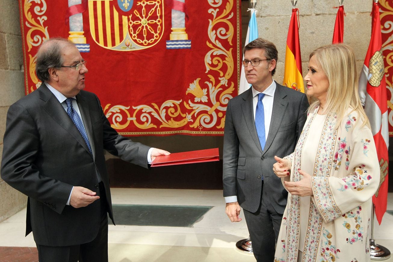 El presidente de la Junta, de Castilla y León, Juan Vicente Herrera, firma con los presidentesde la Xunta de Galicia, Alberto Núñez Feijóo,y de la Comunidad de Madrid, Cristina Cifuentes, una alianza estratégica orientada a impulsar el 'Eje Madrid -Castilla y León-Galicia, como motor de desarrollo y dinamización económica y social.