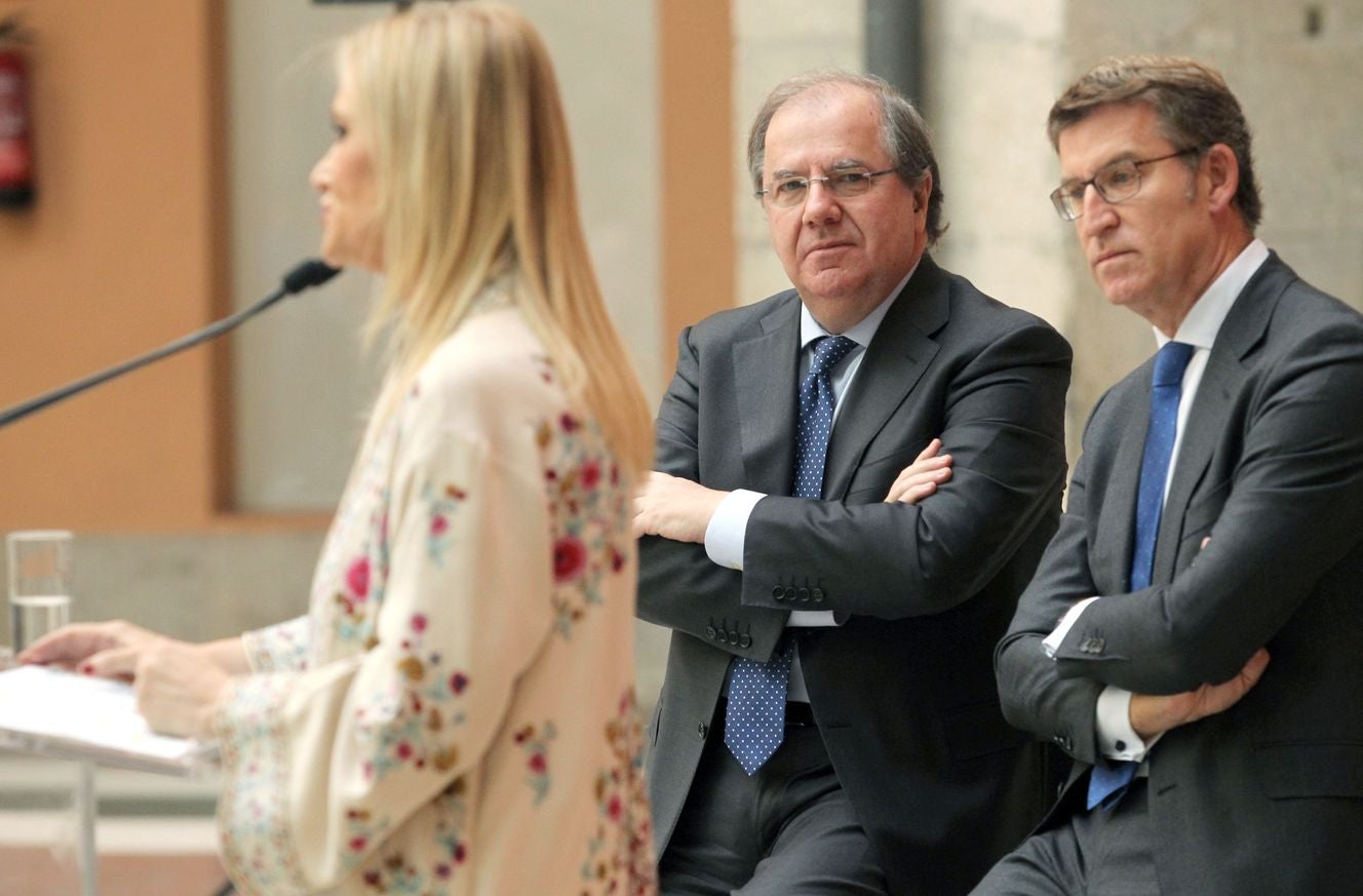 El presidente de la Junta, de Castilla y León, Juan Vicente Herrera, firma con los presidentesde la Xunta de Galicia, Alberto Núñez Feijóo,y de la Comunidad de Madrid, Cristina Cifuentes, una alianza estratégica orientada a impulsar el 'Eje Madrid -Castilla y León-Galicia, como motor de desarrollo y dinamización económica y social.