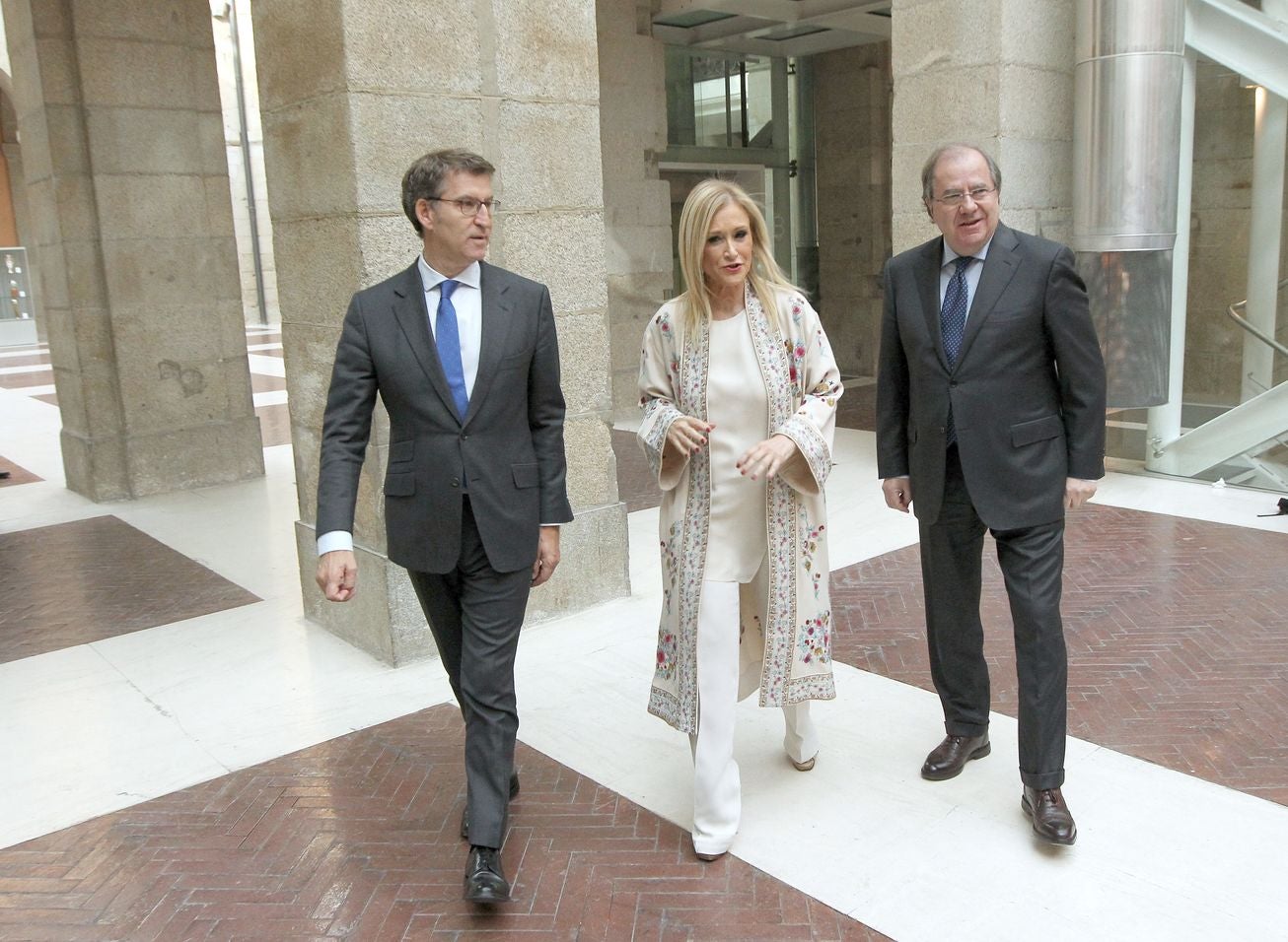 El presidente de la Junta, de Castilla y León, Juan Vicente Herrera, firma con los presidentesde la Xunta de Galicia, Alberto Núñez Feijóo,y de la Comunidad de Madrid, Cristina Cifuentes, una alianza estratégica orientada a impulsar el 'Eje Madrid -Castilla y León-Galicia, como motor de desarrollo y dinamización económica y social.