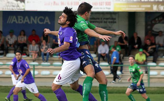 Lance del derbi entre La Bañeza y Atlético Astorga.