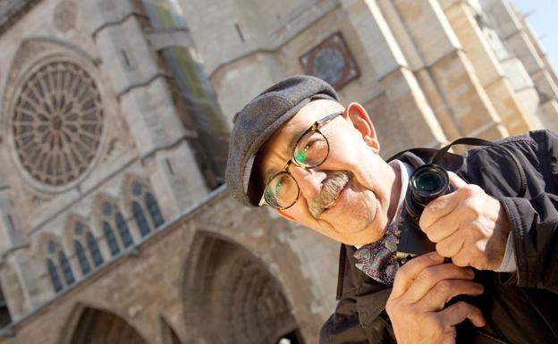 Javier Fernández, ante la Catedral de León.