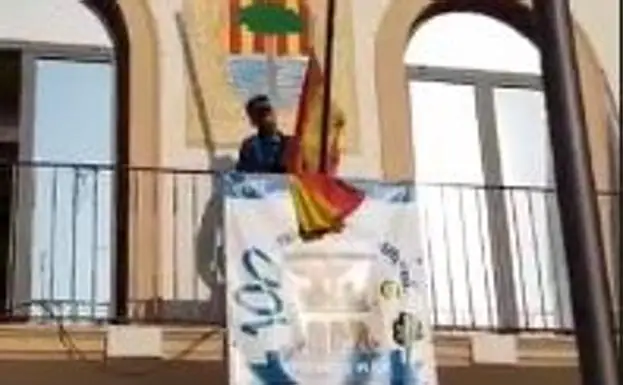 Retirada de la bandera española en el Ayuntamiento de Pineda