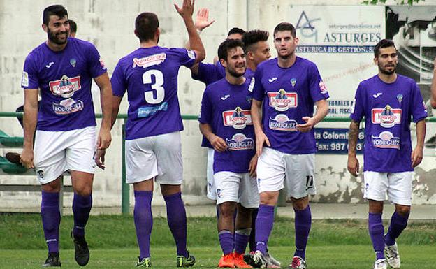 Los jugadores de La Bañeza celebran un gol.