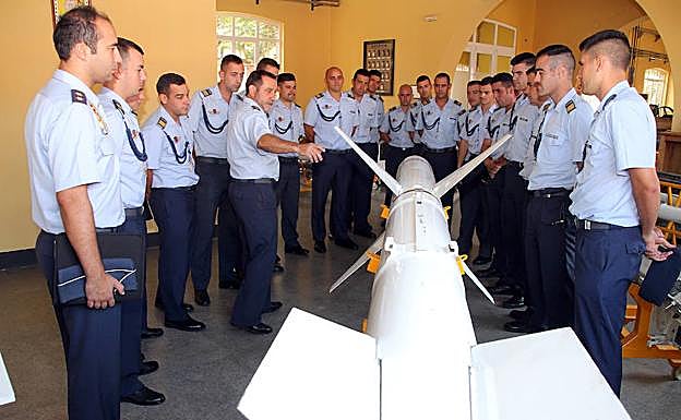 Un grupo de alumnos de la Academia Básica del Aire recibe una clase práctica.