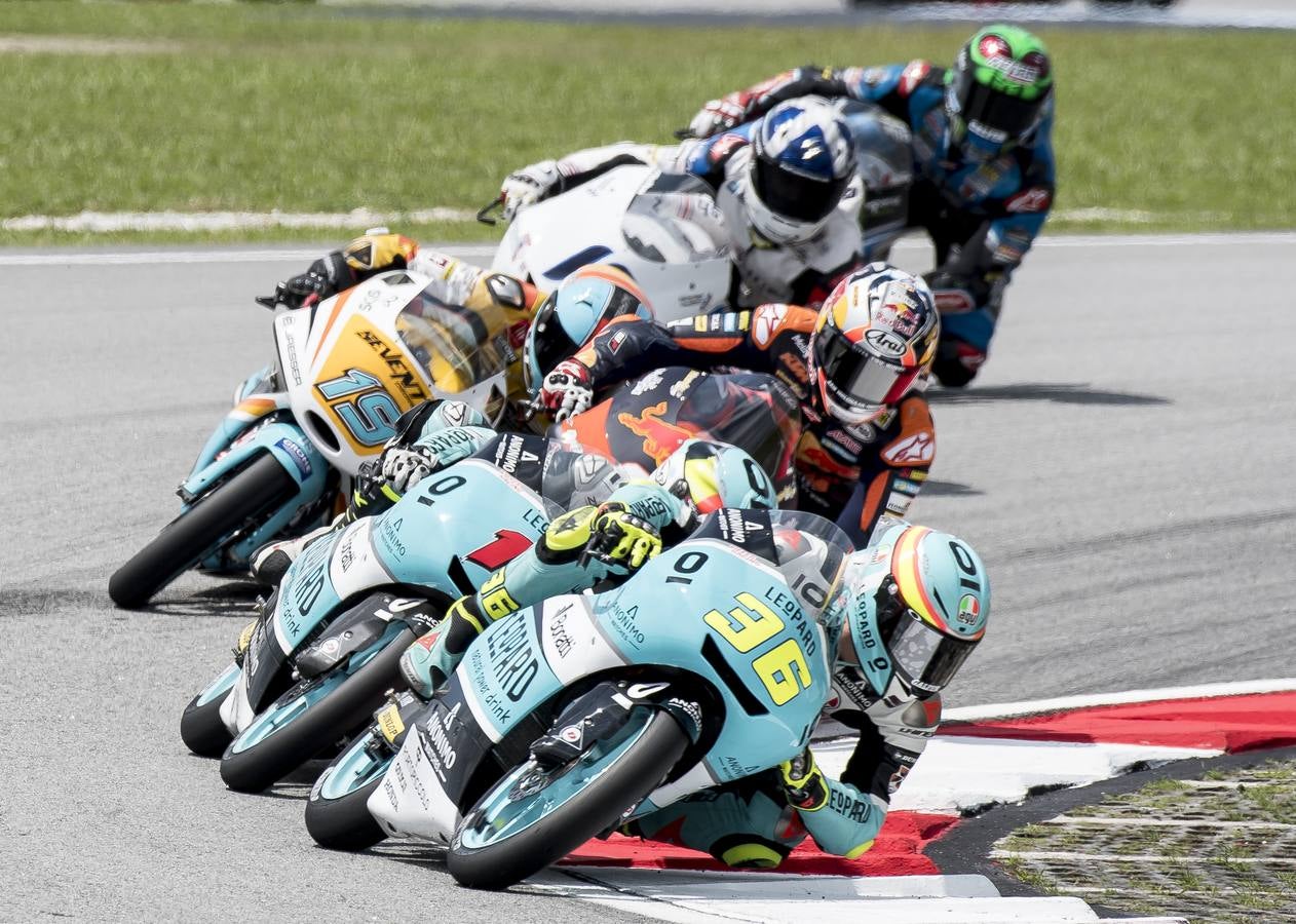 JOan Mira, al frente de la carrera de Moto3 del GP de Malasia disputado en el circuito de Sepang. 