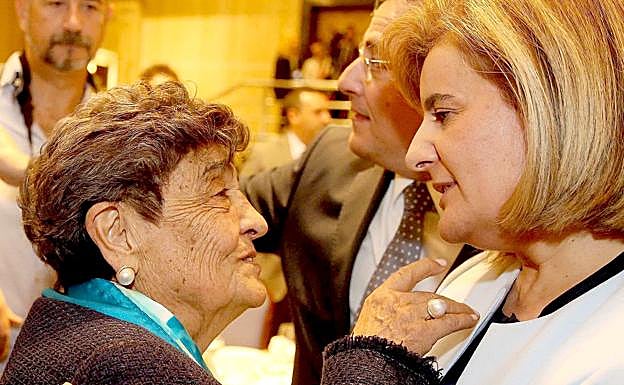 Araceli De la Fuente saluda a la ministra de Empleo y Seguridad Social, Fátima Bañez.