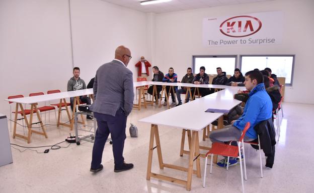 Los alumnos de automoción del IES Giner de los Ríos se forman en Busanauto