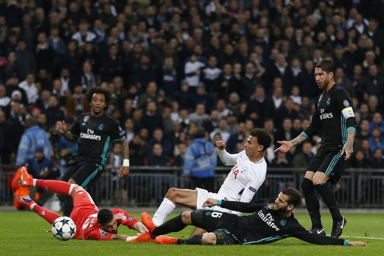 Los dos mejores equipos del Grupo H pelearon por la primera plaza del grupo en Wembley, que vibró y elevó los decibelios durante algunos momentos como el 1-0 de Delle Alli.