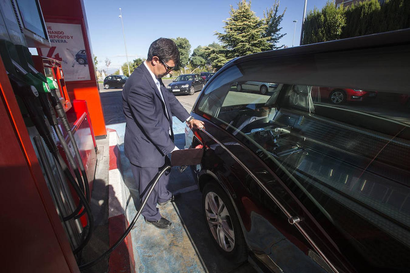 A su paso, los peatones se santiguan o desvían la mirada y los demás automóviles marcan distancias