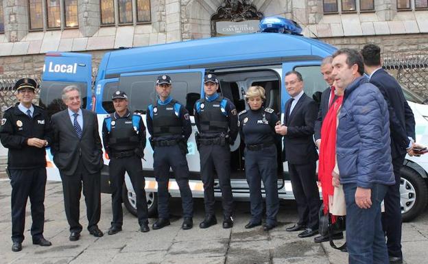 La incorporación de un furgón de atestados finaliza el programa de renovación de vehículos de la Policía Local