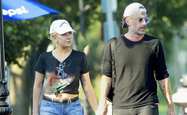 Lady Gaga, con su futuro esposo.