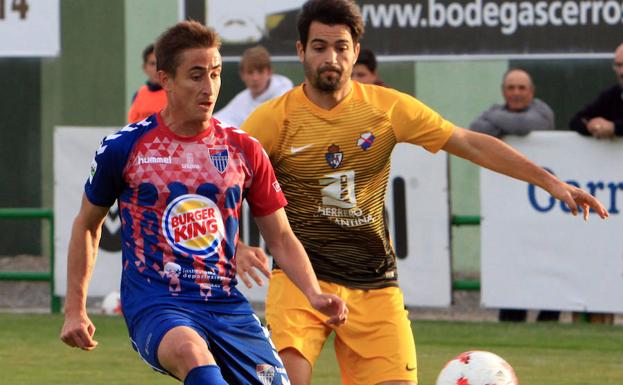 Andy disputa el balón con Asier Arranz durante el partido del miércoles. 