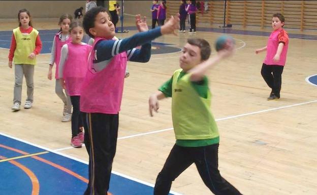 200 niños participan en las actividades lúdico-deportivas de las EDM de ciclismo y balonmano