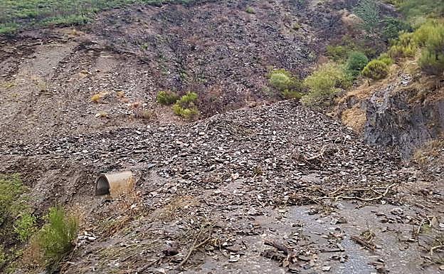 Derrumbe en la carretera de acceso a Peñalba de Santiago.