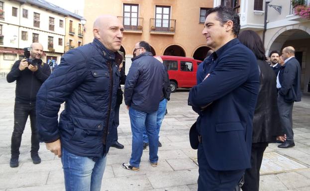 El concejal de Medio Ambiente (D) conversa con el presidente del comité.