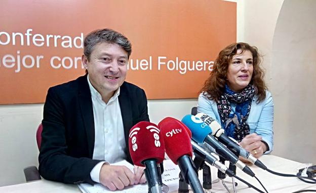 El portafoz de USE, Samuel Folgueral, junto a la edil, Cristina López.