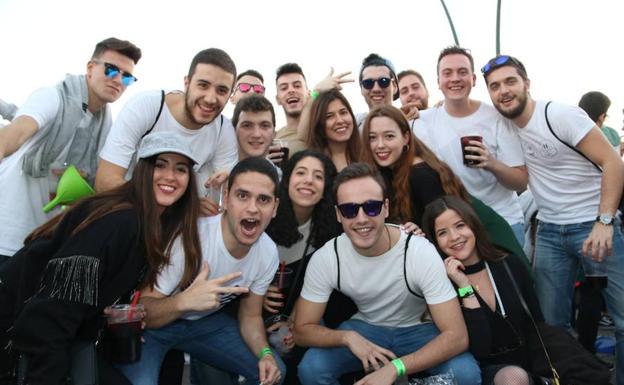 Universitarios durante una fiesta en el Campus.