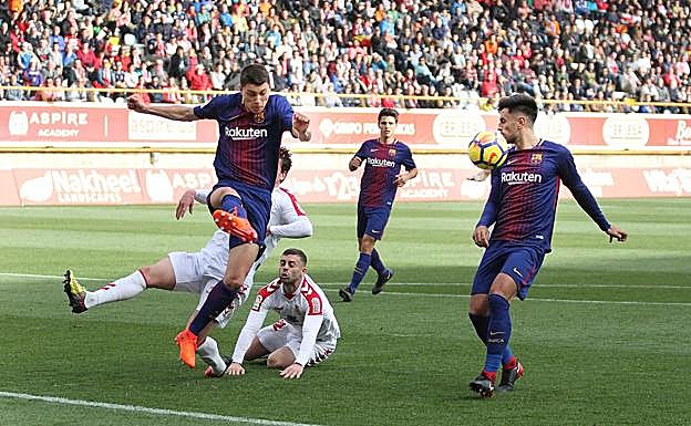 Rodri Ríos y Guarrotxena buscan un remate ante la zaga.