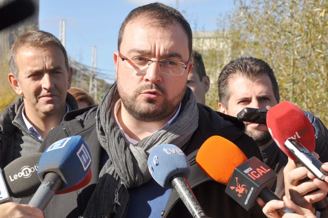 El secretario general del PSOE de Castilla y León (PSCyL), Luis Tudanca, y el secretario general del PSOE de Asturias, Adrián Barbón, mantienen una reunión de trabajo para abordar la situación del carbón