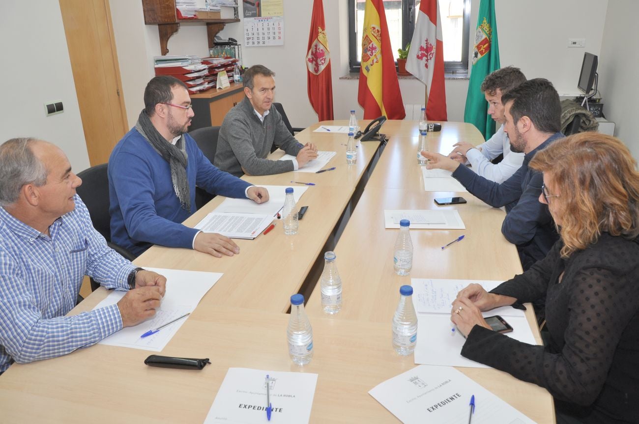 El secretario general del PSOE de Castilla y León (PSCyL), Luis Tudanca, y el secretario general del PSOE de Asturias, Adrián Barbón, mantienen una reunión de trabajo para abordar la situación del carbón