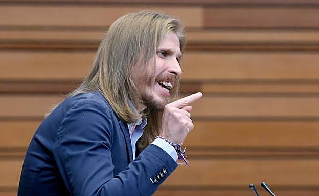 El portavoz del Grupo Parlamentario Podemos, Pablo Fernández,durante su intervención en el debate de totalidad del proyecto de presupuestos de la Comunidad. 