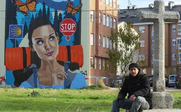 Asier Vera, con uno de sus murales.