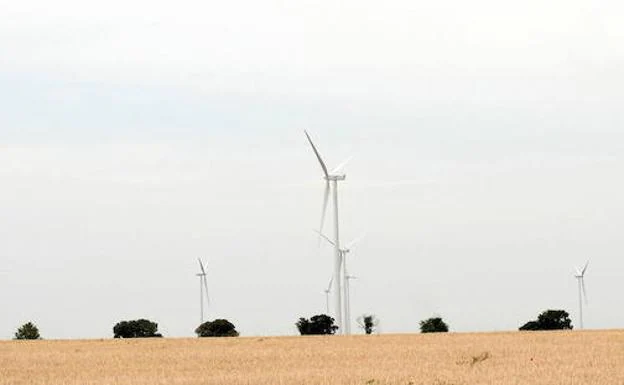 Primeros molinos de viento instalados en los Montes Torozos en una imagen de 2007.