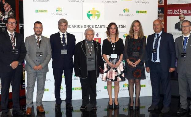 Ismael Pérez (ONCE), Juan Francisco Martín (Es Radio); José Moro (Bodegas Emilio Moro); Arancha Casado y Patricia Sanz (ONCE), Isabel Redondo (Fundación Cauce); Miguel Ángel García Nieto y Mariano Veganzones (secretario del CES), ayer en el Teatro Zorrilla. 