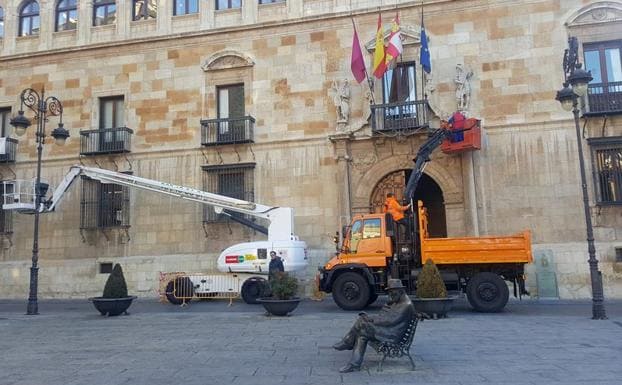 Equipos trabajando en la nueva iluminación de la Diputación de León.