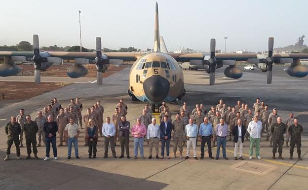 Los representantes de la Comisión de Defensa junto al Hércoles en el que se desplazaron.