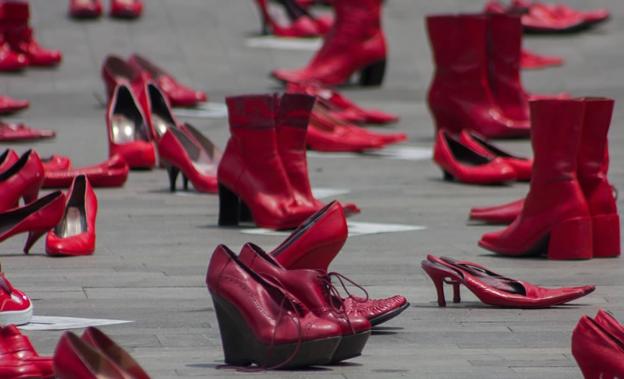 La Plaza del Ayuntamiento de Ponferrada acogerá la iniciativa 'Zapatos Rojos. Arte Público'.