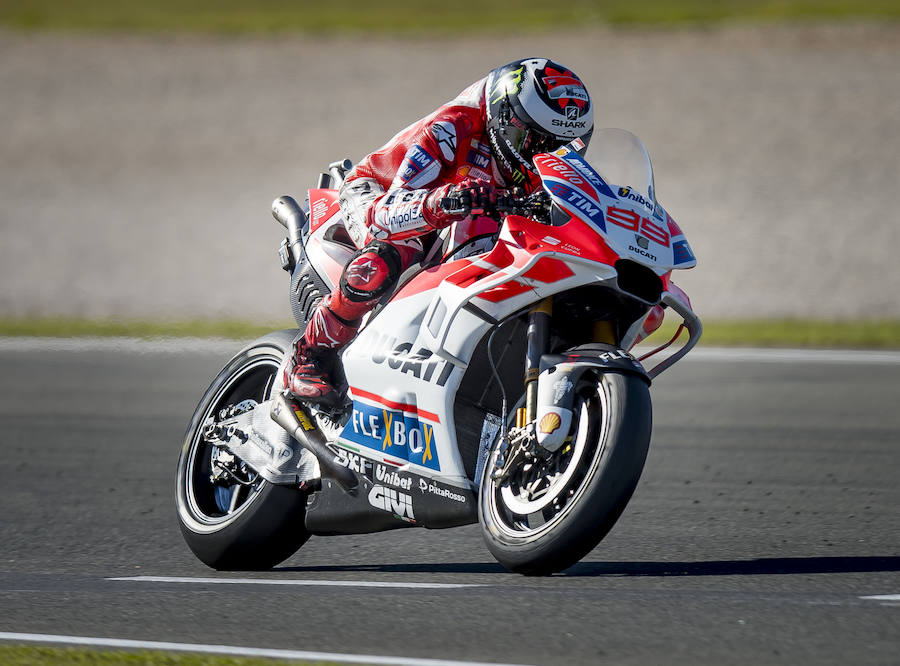 El italiano Andrea Dovizioso marcó el tercer mejor tiempo combinado tras las dos primeras sesiones de entrenamientos libres del GP de Valencia, a 309 milésimas de español Jorge Lorenzo (Ducati), el más rápido este viernes (1:30.640).