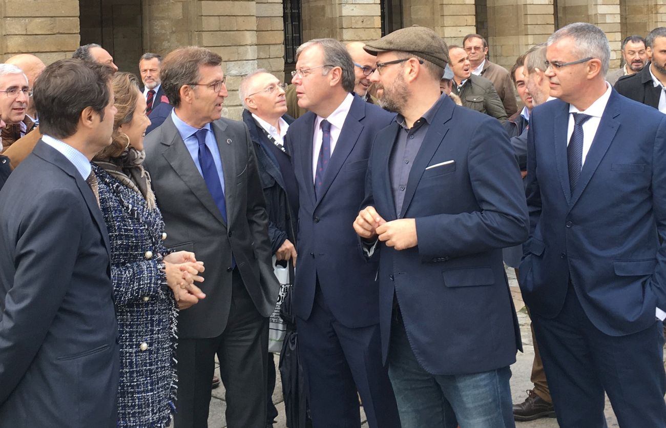 El alcalde de León y máximo responsable de la Asociación de Municipios del Camino de Santiago, Antonio Silvan; la alcadesa de Logroño, Concepción Gamarra; el presidente de la Xunta, Alberto Núñez Feijóo; y el alcalde de Santiago, Martiño Noriega, en la clausura de la Asamblea General de esta entidad, esta mañana en Santiago de Compostela.