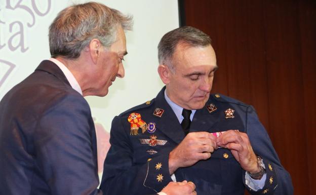 Luis Antonio Marcos, presidente del Club Peñalba Casino de León, entrega el Garbanzo de Plata al Coronel Gutiérrez Sevilla, director de la Academia Básica del Aire.