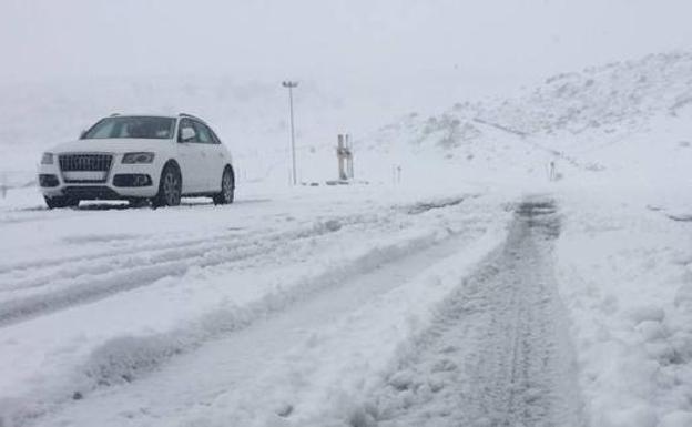 Imagen de una carretera de la provincia afectada por un temporal de nieve 