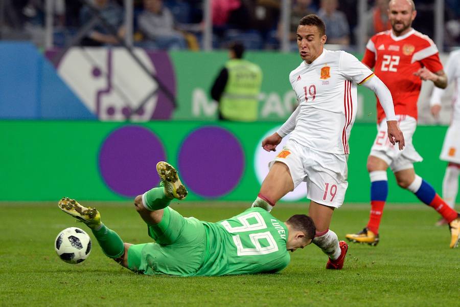 La selección española empató ante Rusia (3-3) en el amistoso disputado en la ciudad de San Petersburgo. Jordi Alba abrió la lata de cabeza y Sergio Ramos anotó dos polémicas penas máximas para los de Lopetegui. Aleksey Miranchuk y Smolov, en dos ocasiones, dieron el empate a los locales.