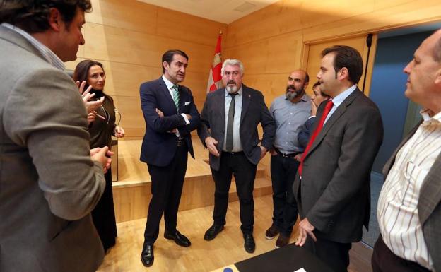 Suárez-Quiñones conversa con procuradores de PSOE, Ciudadanos y Podemos antes de comparecer a petición propia ante la Comisión de Fomento y Medio Ambiente de las Cortes. 