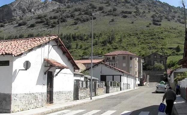 Una de las calles de Ciñera de Gordón.