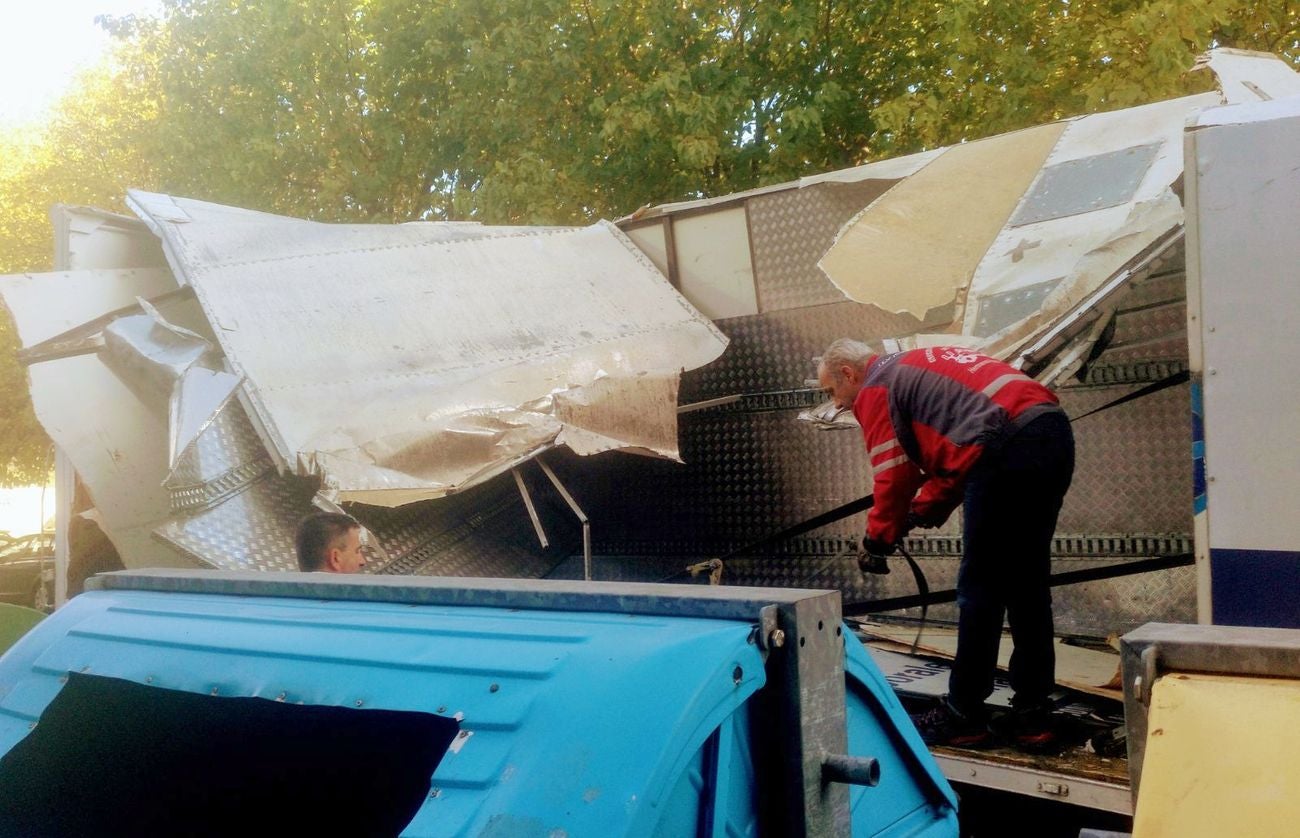 Un camión de la compañía de alquiler de vehículos TST se estrella contra el puente de San Marcos.