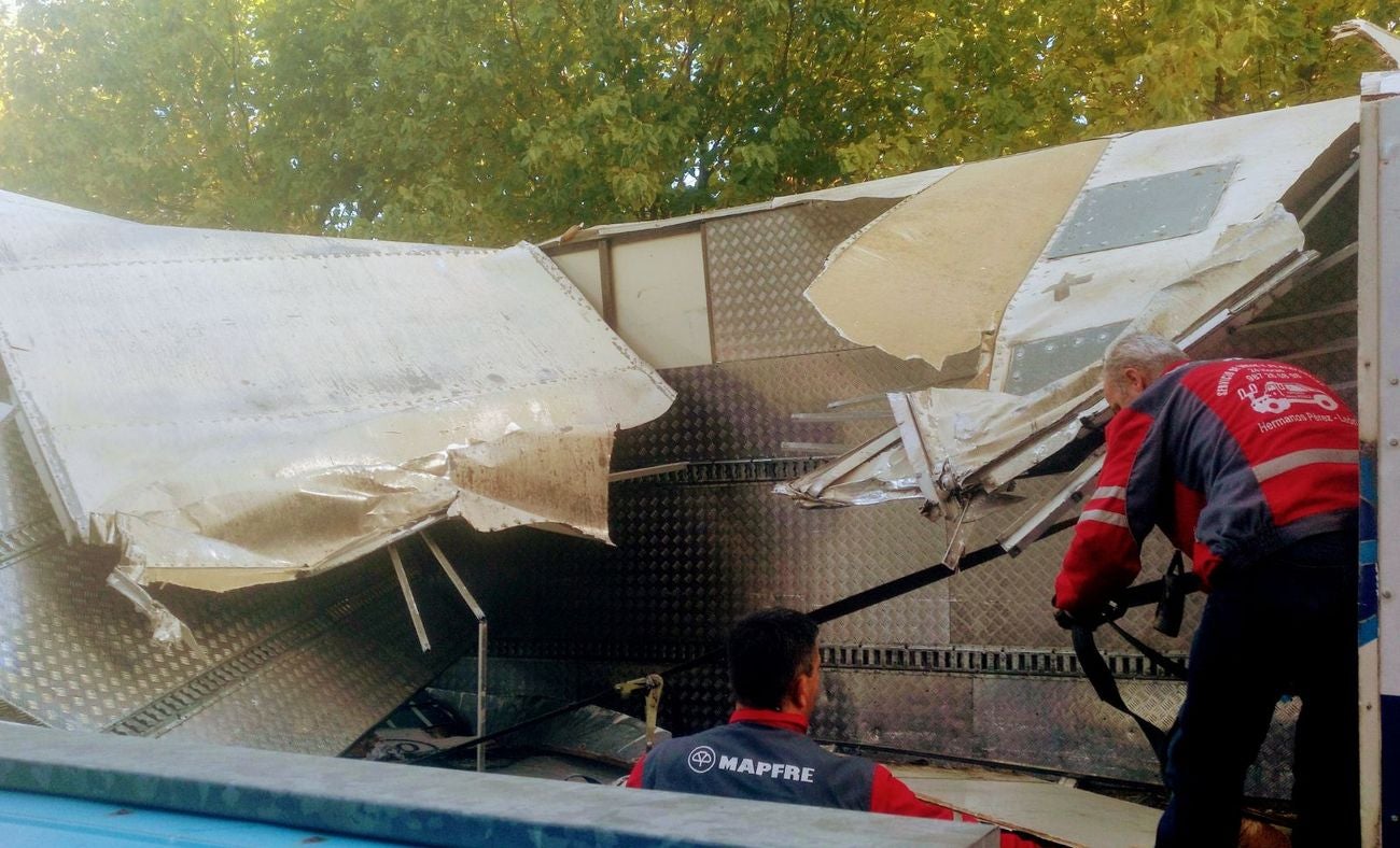 Un camión de la compañía de alquiler de vehículos TST se estrella contra el puente de San Marcos.