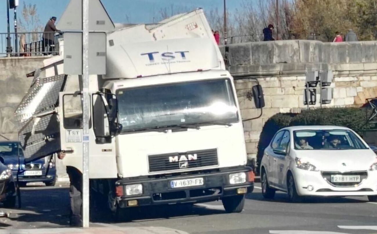 Un camión de la compañía TST se estrella contra el puente de San Marcos.