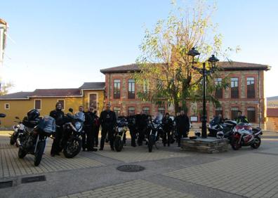 Imagen secundaria 1 - La exposición &#039;Abierto en Otoño&#039; hace rugir los motores en Santa Colomba de Somoza