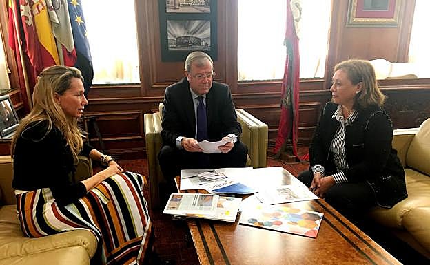 Reunión entre la directora del CRE, Antonio Silván y Aurora Baza.
