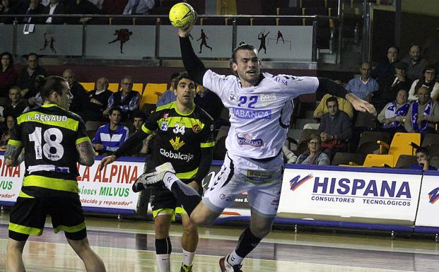 Leo Almeida, en un partido con el Abanca Ademar.