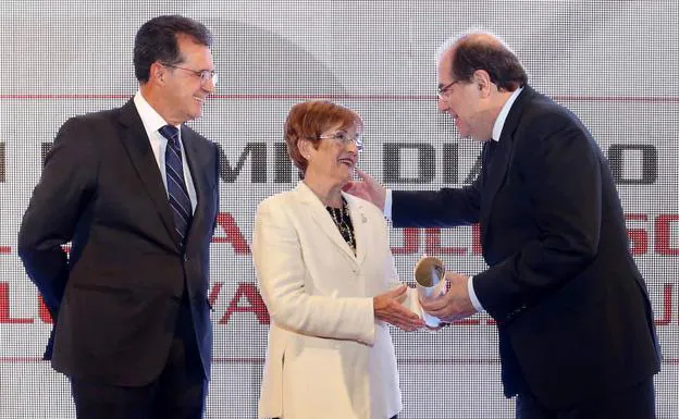Herrera entrega el premio a Ascensión Sedano, de Alfaem.